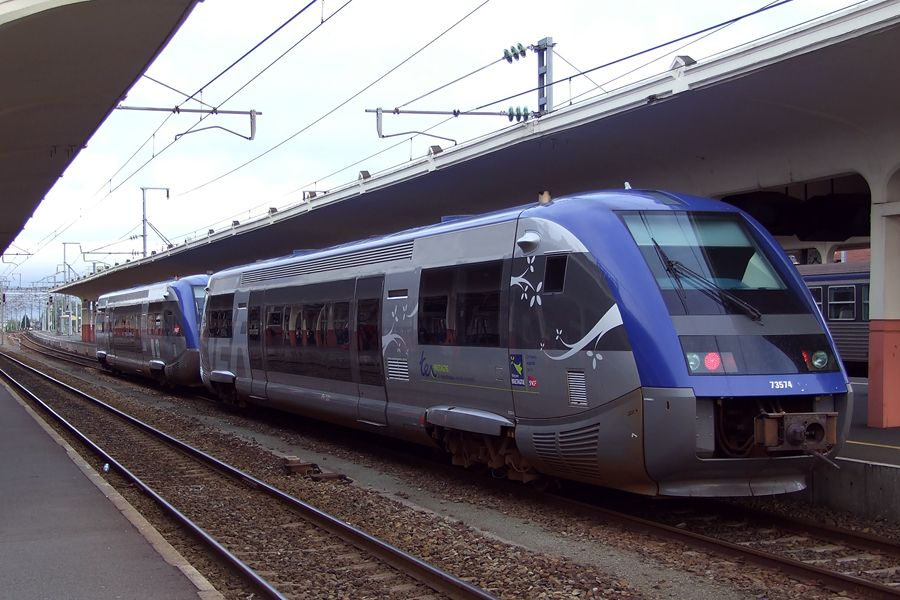 A Saint Brieuc, l' X 73574 en UM le 27.04.2008.jpg